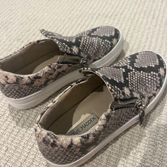 Steve Madden snakeskin pull on sneakers size 6 womens - Picture 3 of 4